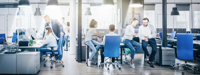 Ufficio con persone che lavorano